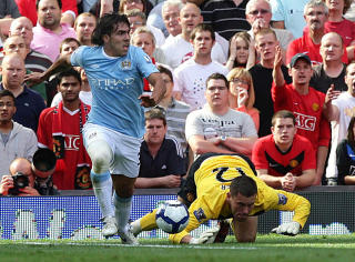 GJORDE JOBBEN P� CITY-M�L: Tevez rappet ballen fra United-keeper Ben Foster da Gareth Barry utliknet til 1-1. Foto: AP/Dave Thompson/PA