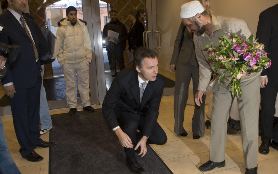 GRATULERER MED IS:  Statsminister Jens Stoltenberg tok av seg skoene under et tidligere bes�k i Jamaat-e Ahl-e Sunnat moskeen i Oslo. 
Foto: Cornelius Poppe / SCANPIX