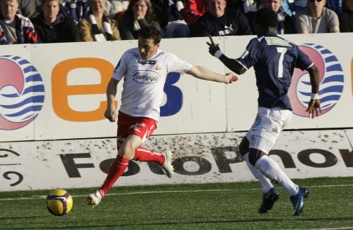 UNDER STREKEN: Ardian Gashis FFK har n� ramlet under nedrykksstreken igjen. Foto: Terje Bendiksby / Scanpix