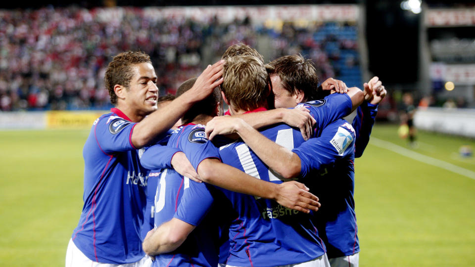 28 �R TIL ENDE: VIF-spillerne jubler etter at Bengt S�ternes har scoret 2-0 m�let. Seieren betyr at et 28 �r gammelt mareritt er over for Martin Andresens menn.  
Foto: Kyrre Lien / Scanpix