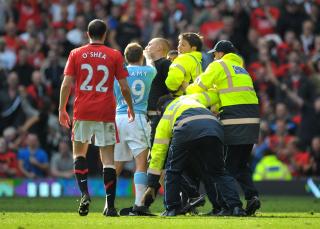 NY CITY-STRAFF? Her m�ter Craig Bellamys neve en United-supporter. Foto: PA