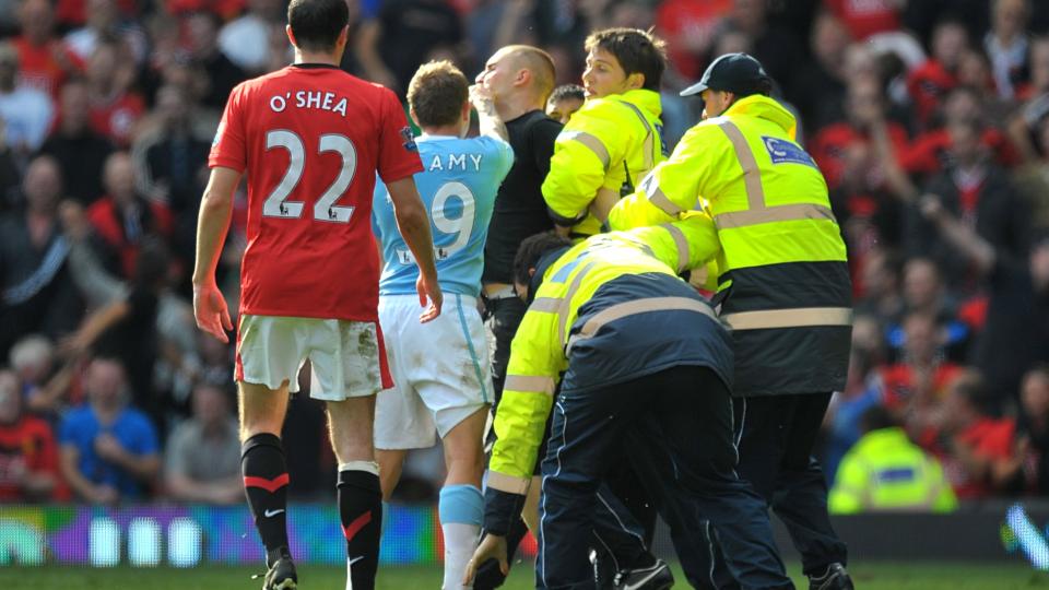 POLITIET TAR SAKEN: Her g�r Craig Bellamy l�s p� en United-supporter. Foto: PA