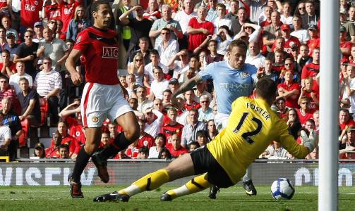 SCORET TO: Craig Bellamy utliknet Uniteds ledelse to ganger - til ingen nytte. P� overtid avgjorde nemlig Michael Owen Manchester-derbyet. Foto: REUTERS