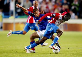 T�FT: Lyns Davy Claude Angan (t.h.) i duell med VIFs Amin Nouri (t.v.)
Foto: Kyrre Lien / Scanpix
