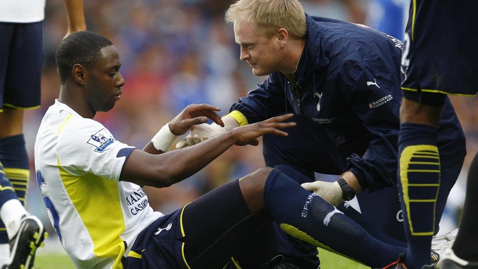 SKADET 1: Ledley King skadet seg i en vending mot Didier Drogba, og hinket av banen i oppgj�ret mot Chelsea. Tottenham-forsvareren er notorisk skadeforfulgt. Foto: Eddie Keogh / REUTERS.