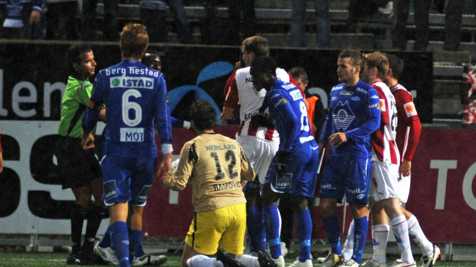 HAVNET I KLINSJ: TIL-keeper Sead Ramovic og Makthar Thioune. 
Foto: Rune Stoltz Bertinussen / Scanpix