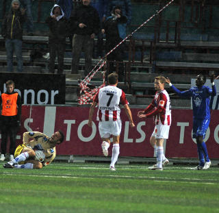 DRAMATISK FALL: Troms�-keeper Sead Ramovic faller sammen - tilsynelatende i store smerter - etter � ha blitt sl�tt av Thioune. Foto: Rune Stoltz Bertinussen / Scanpix