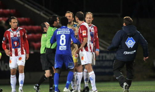 TENTE: Sead Ramovic havnet i en heftig krangel med Makthar Thioune Foto: Rune Stoltz Bertinussen / SCANPIX