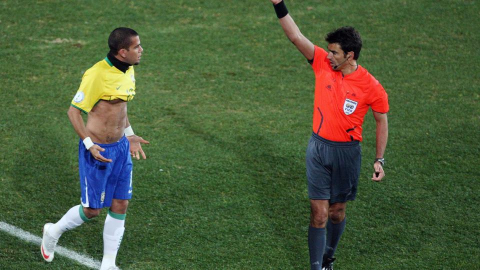 ANGRER: VM-dommer Massimo Busacca beklager at han viste fingeren til publikum under en kamp i Sveits. Her gir han gult kort til Brasils Dani Alves. Foto:  Jon Hrusa / EPA.