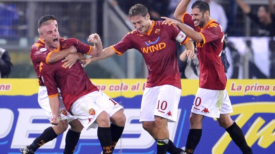 TOM�LSSCORER: Francesco Totti noterte seg for to m�l i Romas 3-1-seier over Fiorentina. Foto: Maurizio Brambatti / EPA.