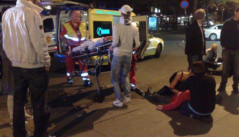 FRAKTET TIL LEGEVAKTA:  En person ble fraktet til legevakta etter at fotballp�bler barket sammen i Stortingsgata ved Saga kino i natt. Foto: Benjamin Bakken/KRIMFOTO