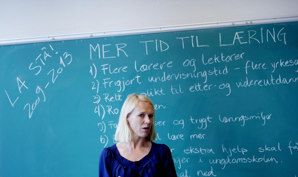 BYTTER DEPARTEMENT?:   SV kan komme til � m�tte gi fra seg utdanningsministeren til Arbeiderpartiet og Anniken Huitfeldt, skriver Aftenposen. Her presenterer Barne-og likestillingsminister Anniken Huitfeldt nye m�lsettinger for norsk skole p� Sten-Tr�rud skole p� Skedsmokorset under valgkampen. 
Foto: Stian Lysberg Solum / SCANPIX