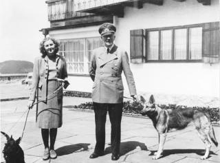 HITLER OG EVA BRAUN: De to var hemmelige samboere under krigen, og var gift i bare 40 timer. Her er de sammen i Berghof, Hitlers yndlingsresidens i Obersalzberg, hvor han i 1941 godkjente at det ble opprettet bordell for fremmedarbeidere. Foto: WIKIMEDIA/Deutsches Bundesarchiv HITLER OG EVA BRAUN: De to var hemmelige samboere under krigen, og var gift i bare 40 timer. Her er de sammen i Berghof, Hitlers yndlingsresidens i Obersalzberg, hvor han i 1941 godkjente at det ble opprettet bordell for fremmedarbeidere. Foto: WIKIMEDIA/Deutsches Bundesarchiv