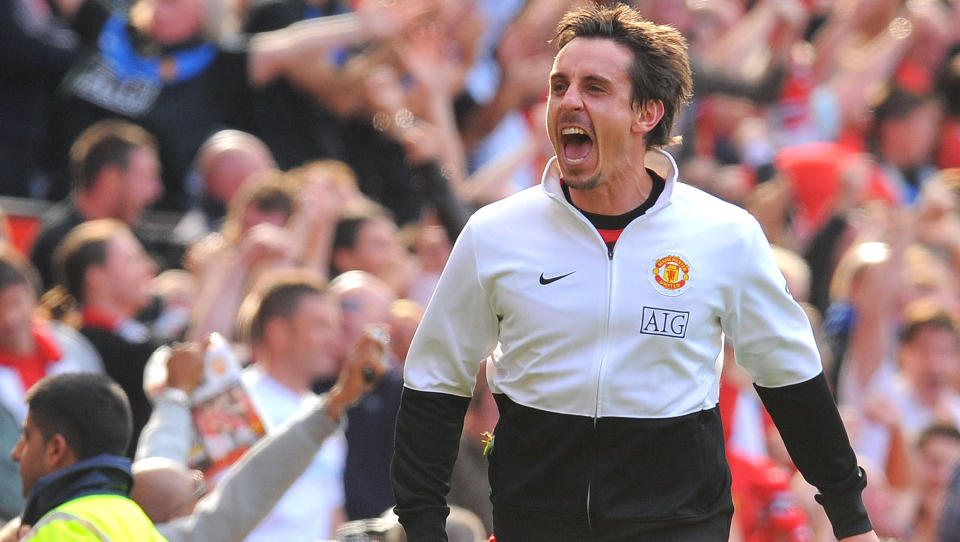 FEIRET P� SIDELINJA: If�lge bildebyr�et AFP l�p Gary Neville, ubenyttet reserve, mot City-fansen da han feiret Uniteds seiersm�l. Foto: AFP/ANDREW YATES