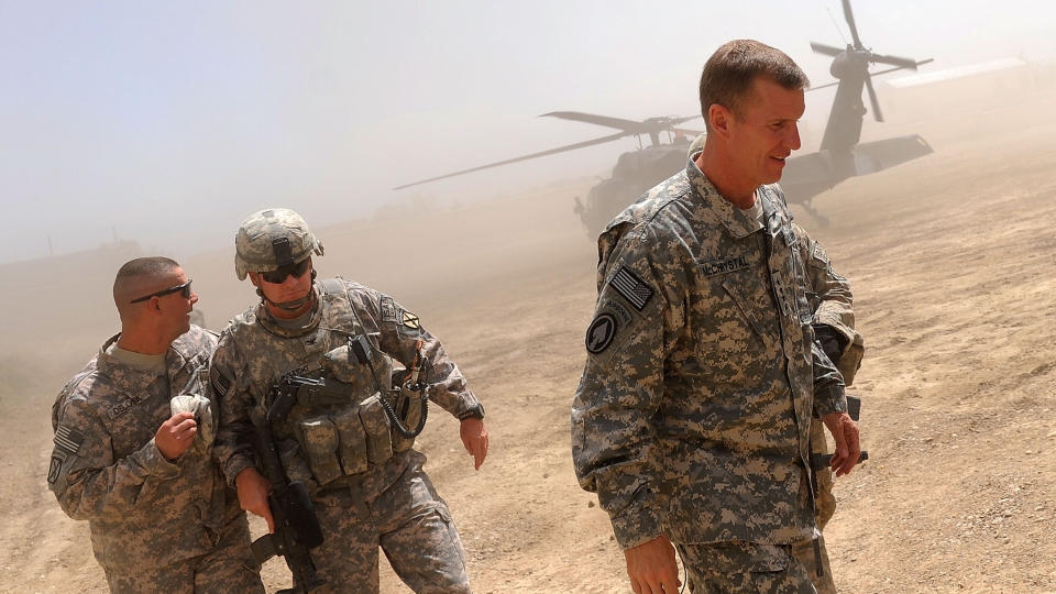 FRYKTER TAP: ISAF-sjef og USAs toppgeneral i Afghanistan, Stanley McChrystal (t.h.) mener krigen i Afghanistan er tapt hvis ikke amerikanerne sender flere titusener nye soldater. Foto: Scanpix/AFP