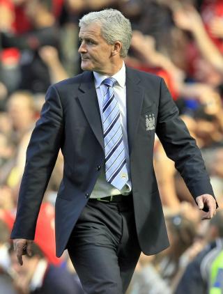 VISER TIL HISTORIEN: Mark Hughes sier at han som spiller f�lte United fikk d�rlig behandling av dommerne. Det mener han ikke lenger. Foto: EPA/MAGI HAROUN