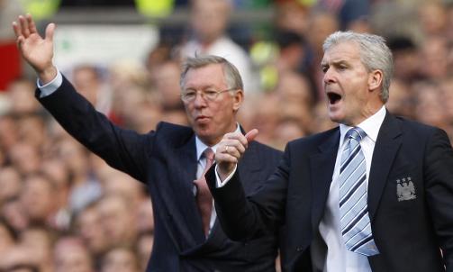 KAMP MOT OG MED KLOKKA?  Manchester City-manager Mark Hughes mente dommeren la til for mye tid da han m�tte gamlesjefen Alex Ferguson og gamleklubben United i byderbyet i g�r.Foto: Jon Super, AP/Scanpix