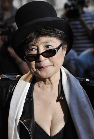 GIR FREDEN EN SJANSE: Yoko Ono. Foto: REUTERS/Toby Melville/SCANPIX