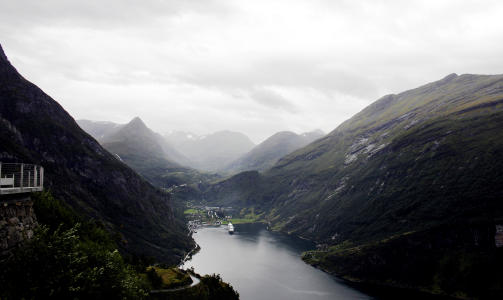 GEIRANGER: Fjorden og fjellene er nesten mer imponerende n�r ikke sola lager glansbilder.