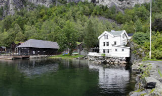 TRADISJON:  Noen f� gamle hus som skiller seg ut blant arkitektoniske feilsteg rundt havna i Geiranger