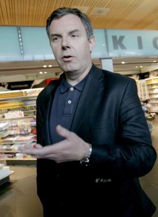 DOMMERENS SKJ�NN AVGJ�R: Den norske dommersjefen Rune Pedersen sier det til syvende og sist er dommerens skj�nn som avgj�r hvor mye som skal legges til. Det finnes for eksempel ingen regel om at bytte gir automatisk 30 sekunder tillegg, slik mange av oss tror. 
Foto: Stian Lysberg Solum, Scanpix