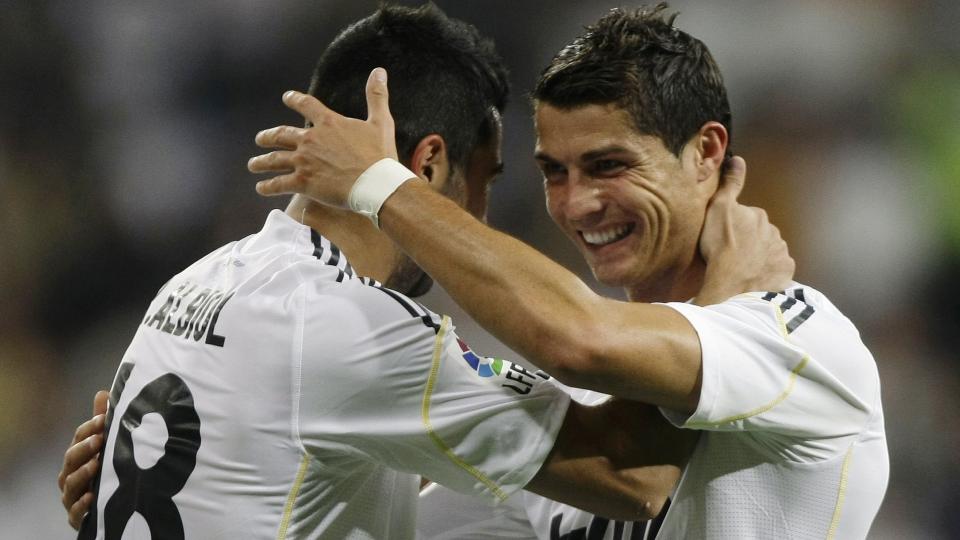 DISNLEYLAND OM FOTBALL? Her blir Cristiano Ronaldo gratulert  av Raul Albiol for scoringen mot Xerez. Foto: REUTERS/Sergio Perez