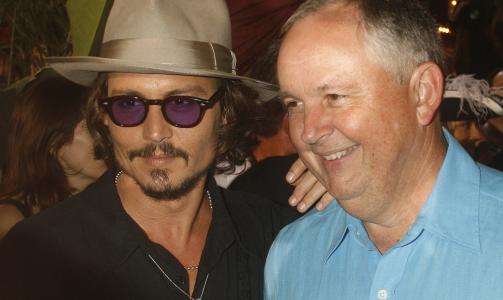 GODE VENNER: Johnny Depp og Richard Cook avbildet sammen i  2006. Ogs� Depps kommende film �Alice i eventyrland� gis ut av Disney. FOTO: REUTERS/Fred Prouser