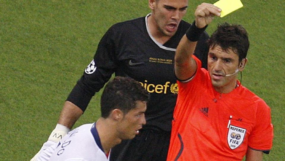 USPORTSLIG DOMMER: Massimo Busacca er en av verdens fremste fotballdommere. Her gir han Cristiano Ronaldo gult kort under Champions League-finalen i mai. Men i helga mistet sveitseren beherskelsen og ga publikum finger'n under cupkampen mellom Baden og Young Boys. N� m� han sone tre kampers karantene for usportslig opptreden. Foto: Tony Gentile, Reuters/Scanpix