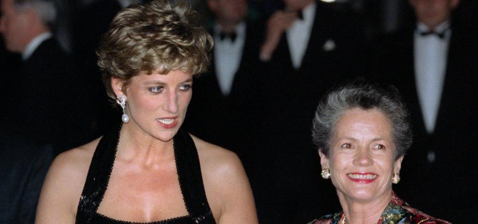 DIANA: Britiske prinsesse Diana (til venstre) i samtale med Anemone Giscard d'Estaing, hustruen til den franske ekspresidenten Valery Giscard d'Estaing, ved Versailles-palasset utenfor Paris i 1994. Valery Giscard d'Estaing har n� skrevet roman &mdash; om en kj�rlighetsaff�re mellom en fransk ekspresident og en britisk prinsesse. Spekulasjonene g�r h�yt om hvorvidt historien er sann. Arkivfoto: REUTERS / John Schults /SCANPIX