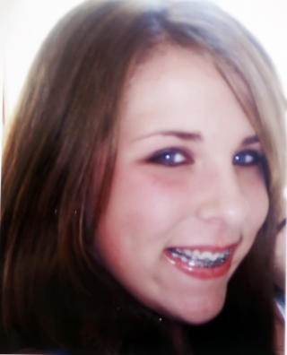 BLE MOBBET AV VENNINNAS MOR: 13-�rige Megan Meier fra Missouri ble trakassert p� MySpace og hengte seg i oktober 2006. Det kom etter hvert fram at Lori Drew, moren av ei eksvenninne, sto bak hetsen. Retten kom imidlertid til at � bryte ei nettsides bruksbetingelser ikke er en kriminell handling, og frikjente Drew. Foto: PRIVAT/AP/SCANPIX