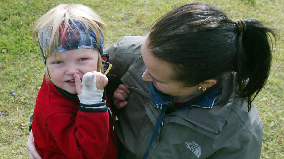 UHELDIG: Christoffer (3) falt i rulletrappen og fikk fingeren i klem. Foto: Patrick Sj��