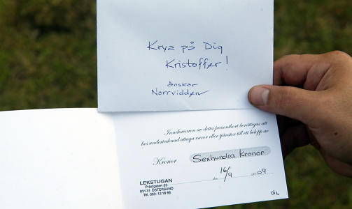 GAVEKORT: Christopher (3) fikk et gavekort fra eiendomsselskapet Norvidden. Foto: Patrick Sj��