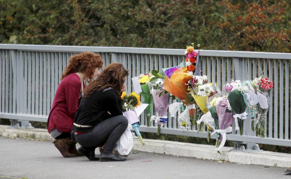 MINNES: Mange har valfartet til brua over motorveien A40, hvor Holly tok sitt eget liv onsdag i forrige uke. Foto: SOUTHWEST NEWS SERVICE/SCANPIX
