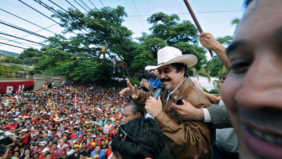 M�TTE TILHENGERNE:  Den avsatte presidenten i Honduras Manual Zelaya snakker til sine tilhengere fra den brasilianske ambassaden i Tegucigalpa. Foto: AFP PHOTO / Orlando SIERRA/Scanpix