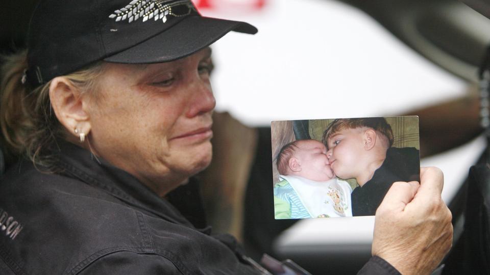 TO�RING OMKOM:  Pat Crawford mistet barnebarnet Preston Slade Crawford (til h�yre p� bildet) da campingvognet familien bodde i ble tatt av flommen mandag. Seks personer har mistet livet i det kraftige uv�ret. Foto: AP Photo/John Bazemore