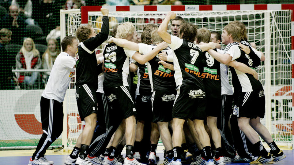 LITE FOLK P� TRIBUNEN: Norske herrelag i h�ndball �nsker ikke lenger � spille onsdager. Her jubler Runar-spillerne etter cupfinaleseieren i fjor. Foto: Stian Lysberg Solum / SCANPIX