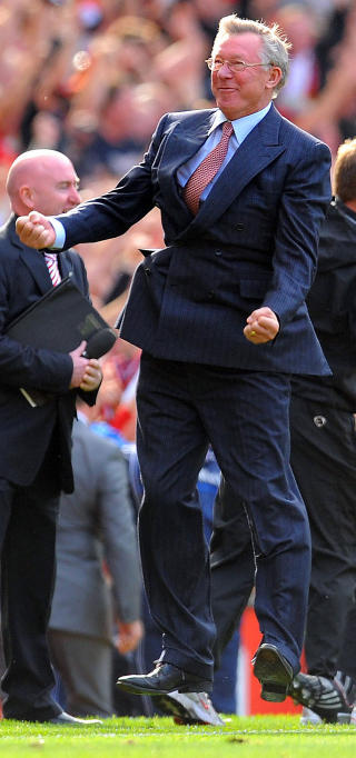 TOK AV: Manchester United-manager Alex Ferguson mistet bokstavelig talt bakkekontakten da Owen satte inn det avgj�rende m�let.Foto: Andrew Yates, AFP/Scanpix