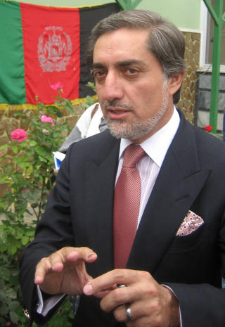 KREVER OMVALG: Opposisjonsleder Abdullah Abdullah mener Karzai st�r bak massivt valgfusk. Foto: AP/Jerry Harmer