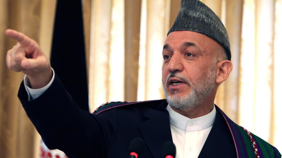 GOD ID�: Afghanistans president Hamid Karzai st�tter USA- og Natos toppgeneral i landet, Stanley McChrystal, som ber om flere styrker f�r slaget er tapt. Samtidig skaper valgfuskanklagene mot Karzai og hans st�ttespillere problemer i prosessen. Foto: EPA/STR