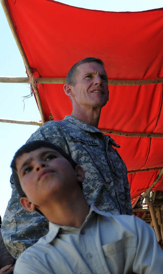 M� HA FLERE: ISAF-sjef, general McChrystal, forventes � be om mellom 10 000 og 45 000 ekstra soldater. Foto: AFP/MANAN VATSYAYANA
