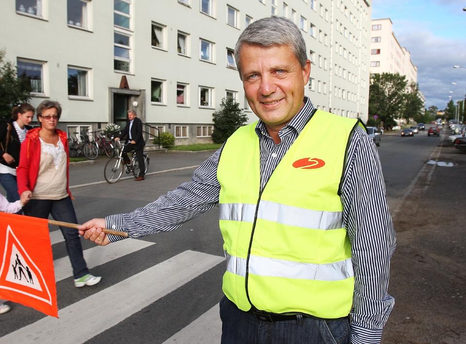  KREVER AVKLARING:  Dagfinn H�ybr�ten vil vite hva regjeringen har tenkt � gj�re med kontantst�tten og h�per den r�dgr�nne regjeringen vil vise samarbeidsvilje overfor KrF og beholde ordningen. Her er KrF-lederen ute for � markere en sikrere skolevei i valgkampen. Foto: Hans Arne Vedlog