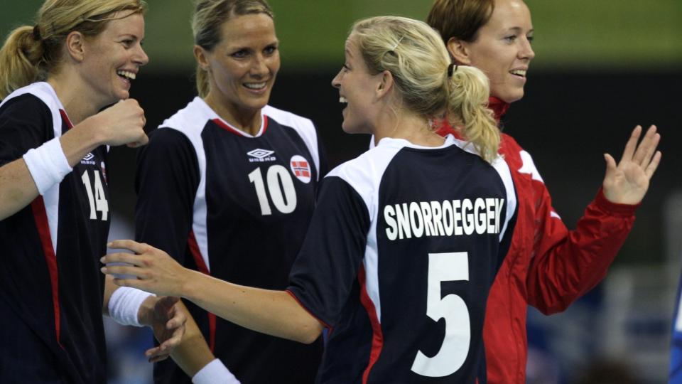 IKKE MED: Tonje Larsen, Gro Hammerseng, G�ril Snorroeggen og Kristine Lunde-Borgersen er alle hjemme n�r Norge denne uka spiller mot Europas beste i �rhus. I tillegg er de h�yrehendte bakspillerne Katja Nyberg og Tine R. Kristiansen ogs� skadd. Det er gode sjanser for at Tonje, G�ril og Tine rekker VM i desember. Foto: Erik Johansen / SCANPIX