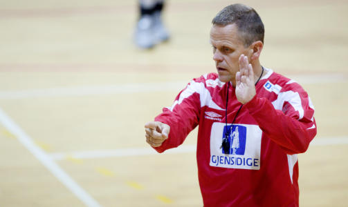 H�YREPROBLEM: Thorir Hergeirsson h�per n� de andre h�yrehendte bakspillerne tar ansvar. Foto: Kyrre Lien / SCANPIX