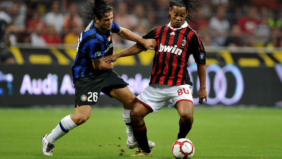 VIL FULLF�RE: Ronaldinho sier han akter � fullf�re kontrakten sin med AC Milan som g�r ut i 2011. Her er brasilianeren i duell med rumenske Cristian Chivu (t.v.) under Milan-derbyet 29. august. Foto: Giuseppe Cacace, AFP/Scanpix