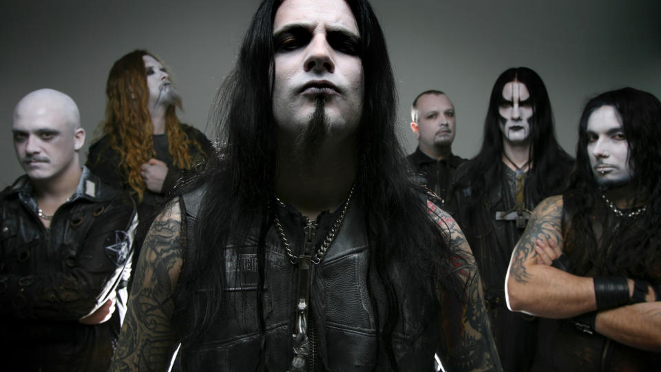 I KONFLIKT: Dimmu Borgir har sparket to av medlemmene sine, bassist Vortex (nummer to fra venstre) og keyboardist Mustis (nummer to fra h�yre). N� starter en pengekrangel som kan ende i retten. FOTO: SCANPIX