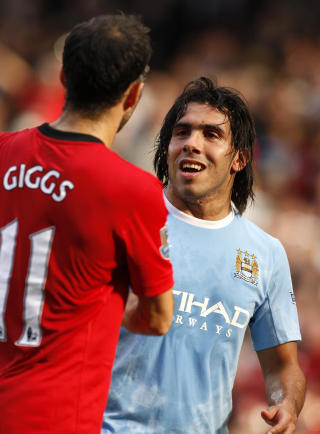 GAMLE VENNER: Det var bare smil og hygge da Carlos Tevez h�ndhilste p� Ryan Giggs og United-gutta. Det var verre med publikum. Foto: AP/Jon Super