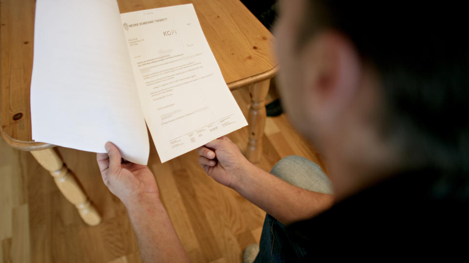 FIKK DOKUMENTER SOM TILH�RTE 5-�RING: Simun Roarsson (31) som bor p� Skedsmokorset p� Romerike, fikk utdelt hemmeligstemplede dokumenter fra politiet som han aldri skulle hatt. Foto: Krister S�rb�