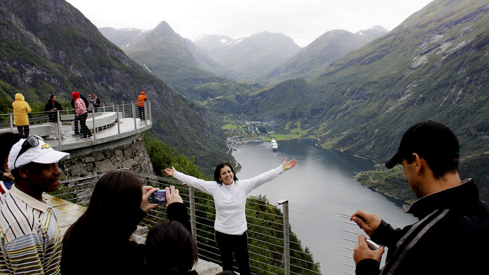 �RNESVINGEN: En stor gruppe brasilianere var p� cruise med Vision of the Seas. Her imiteres en kjent figur fra hjemlandet.   Alle foto: Ole C. H. Thomassen