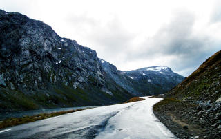 STAVBREKKA: Her er det autovernfritt mot Langevatnet. Sn�rasene g�r nemlig over veien og ville tatt det med seg ut mot vannet.