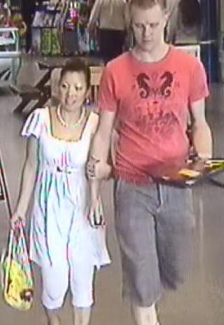 DET SISTE BILDET: Den siste sikre observasjonen av Linda Chen (32) ble gjort p� ettermiddagen den 1. august. Chen og samboeren Mats Alm var og handlet p� butikken City Gross utenfor Falun. If�lge Alms forklaring dro paret s� hjem f�r Linda igjen dro ut for � m�te en kamerat. Foto: OVERV�KNINGSKAMERA/EXPRESSEN